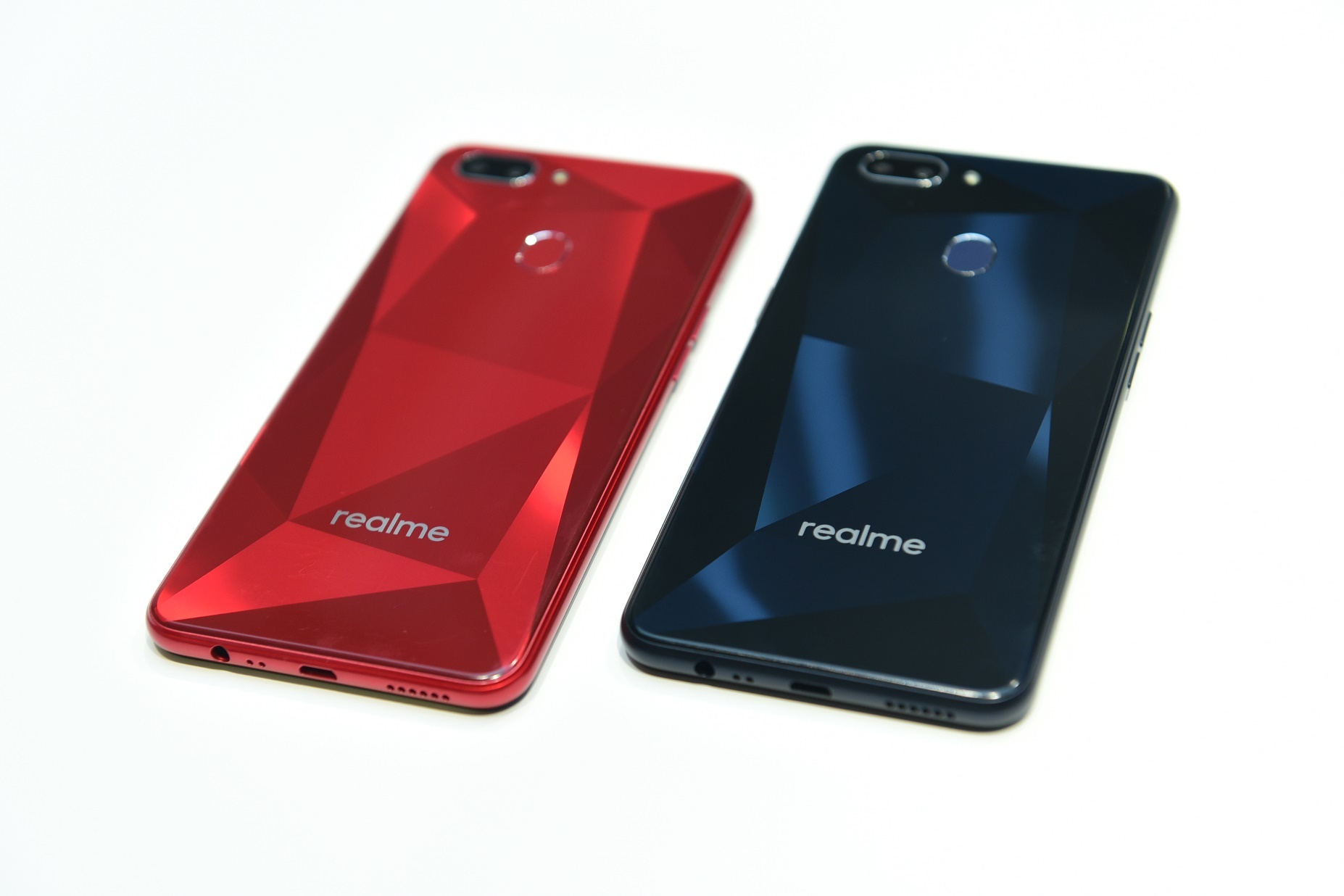 Realme nhan gan 6.000 don dat hang sau mot tuan ra mat hinh anh