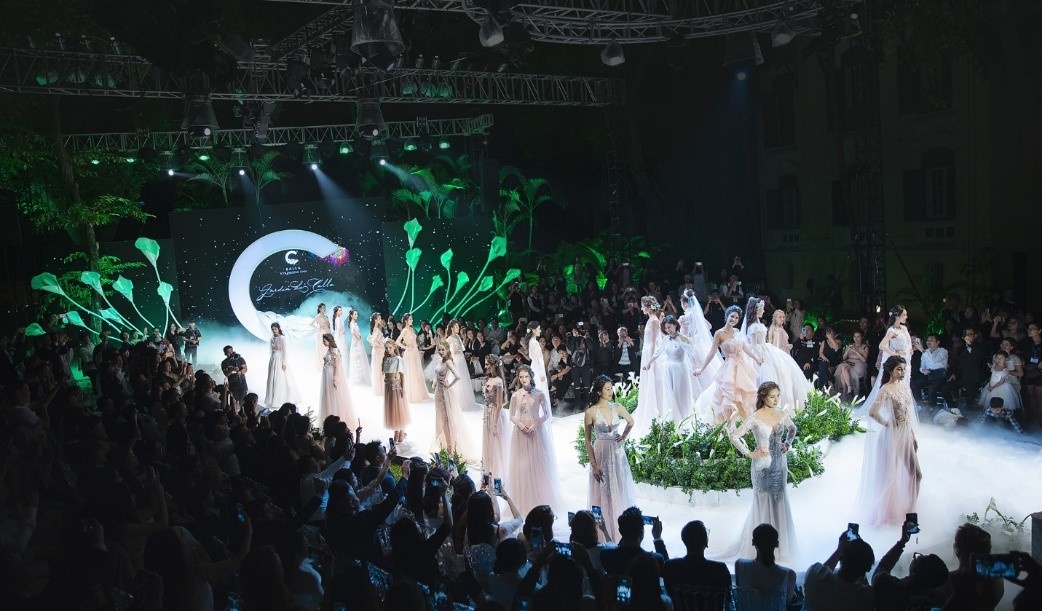 Ngam BST vay cuoi lay cam hung tu hoa trong Calla Show 2018 hinh anh