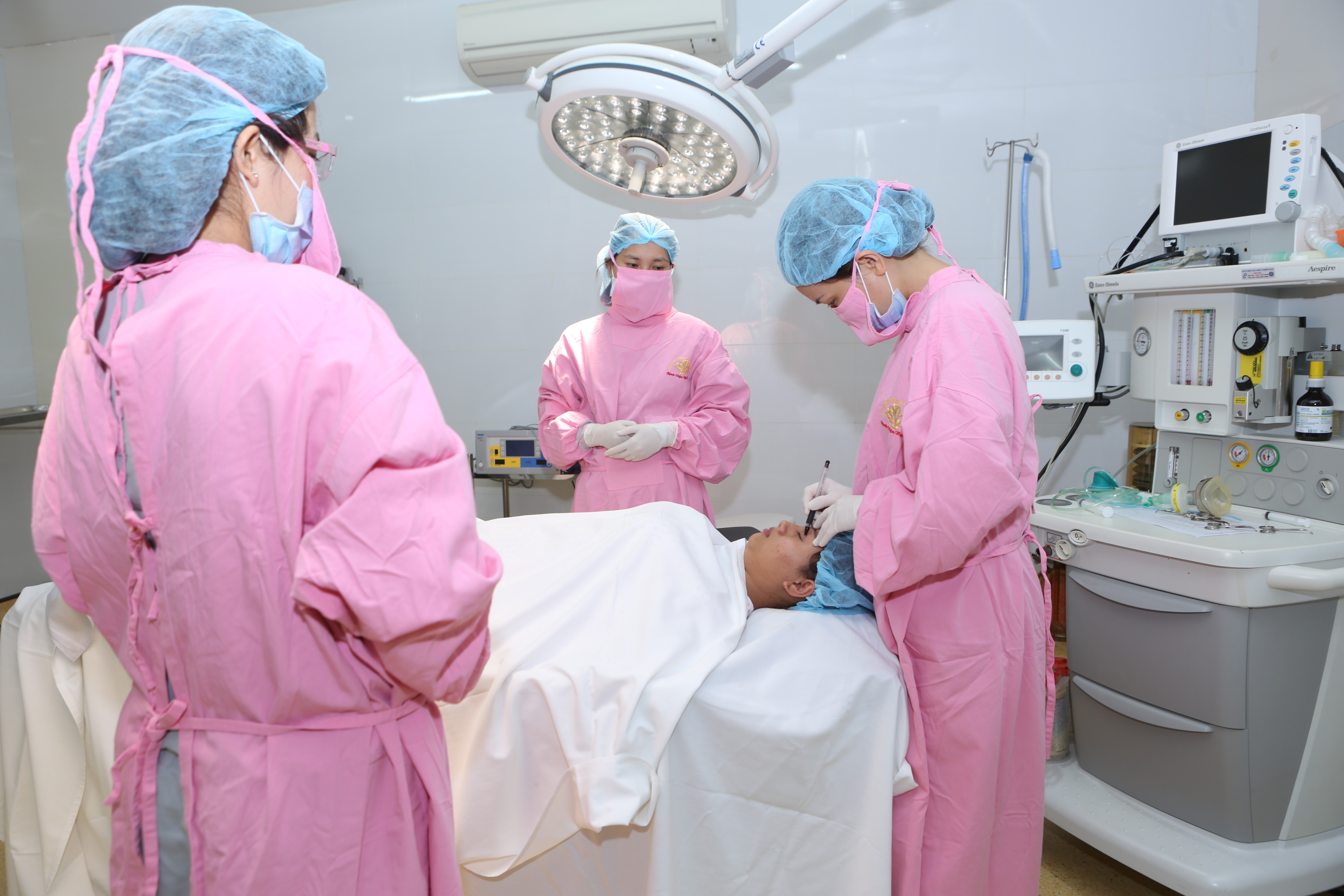 Benh vien Ngoc Phu ung dung chi sinh hoc collagen trong tre hoa da hinh anh