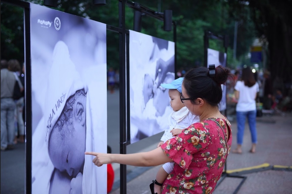 MC Minh Trang va hang nghin nguoi xuc dong truoc bo anh vuot can hinh anh