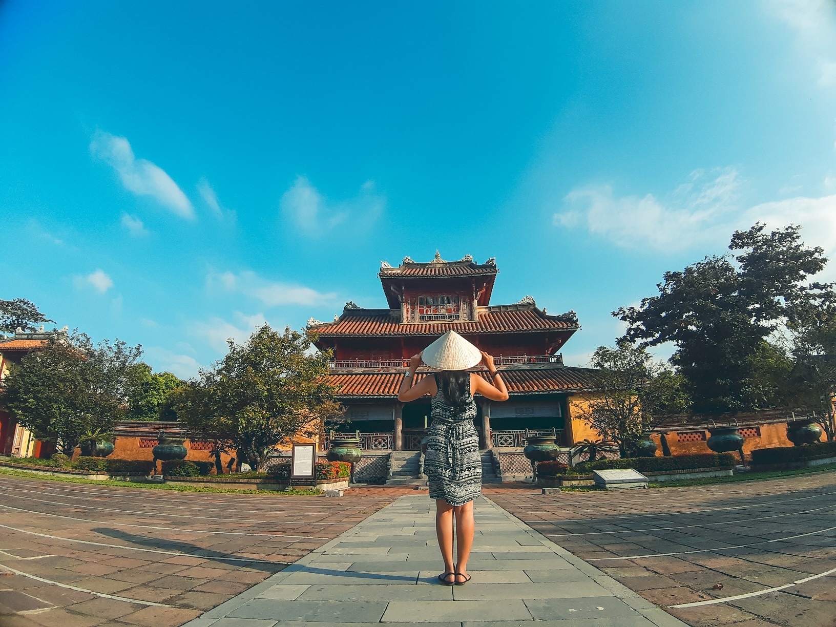 Su khac biet giua anh chup bang smartphone thuong va ong kinh goc rong hinh anh