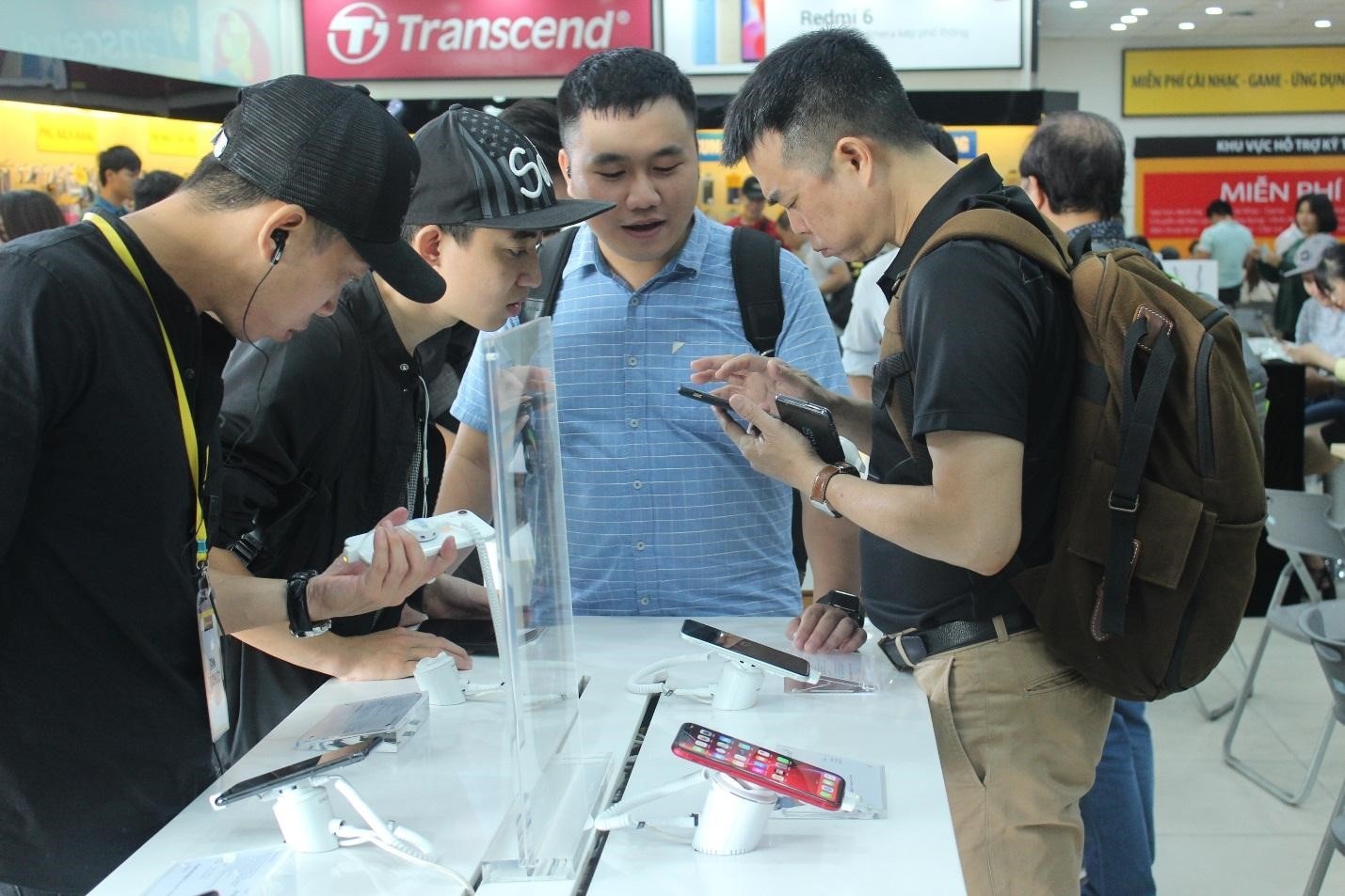 Hang nghin iFan ‘rinh’ iPhone 2018 chinh hang tai TGDD hinh anh