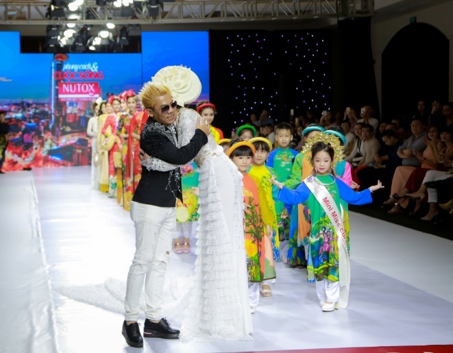 Hoa hau Dy Kha Han 'thoi hon' vao BST cua NTK Ta Linh Nhan hinh anh