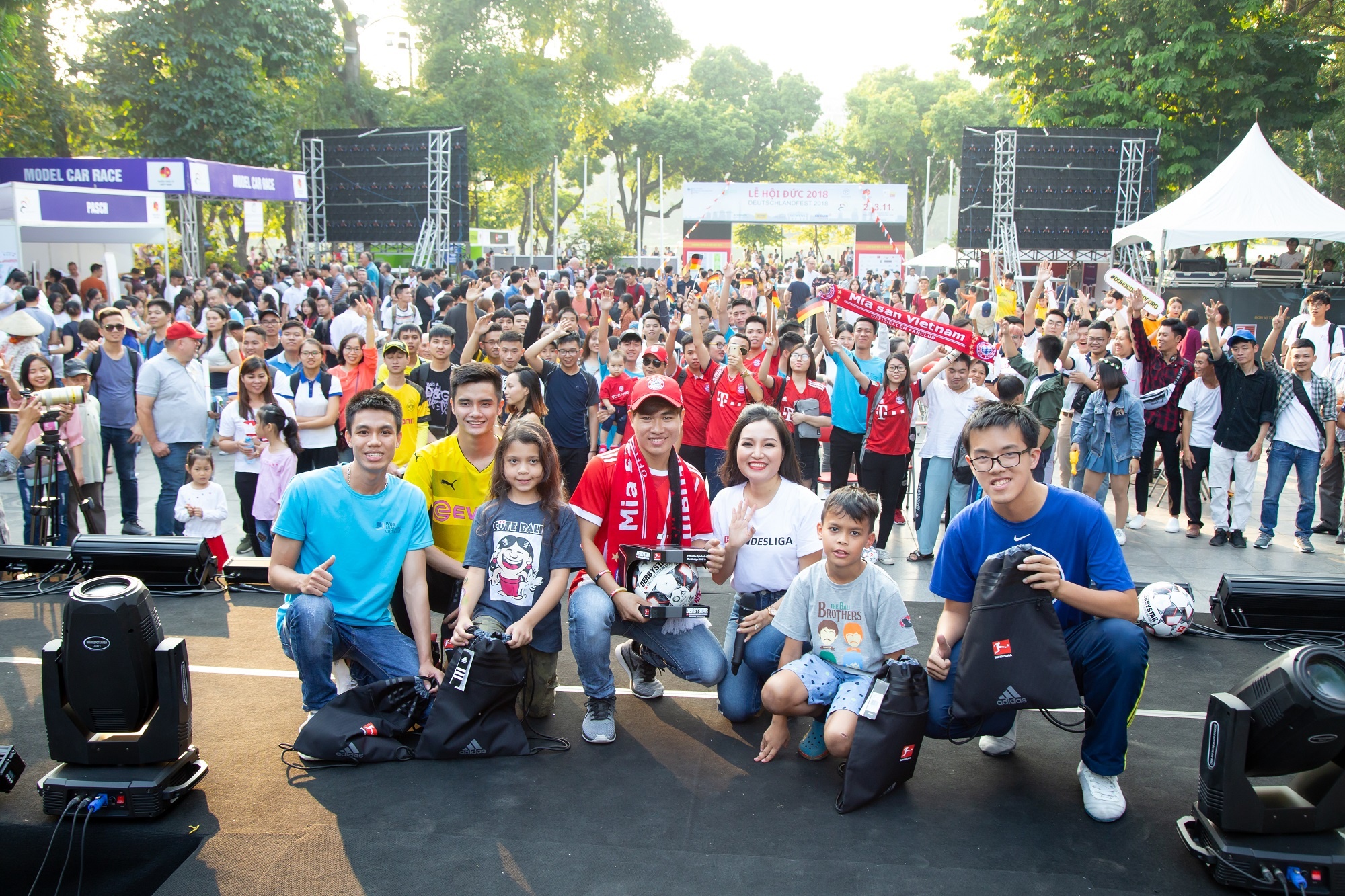 Nguoi Ha Noi the hien tinh yeu bong da Duc tai Deutschlandfest hinh anh