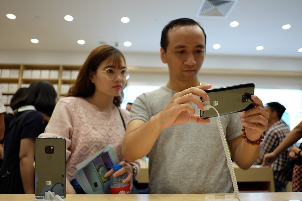 Huawei mo cua hang hien dai nhat DNA o Sai Gon hinh anh