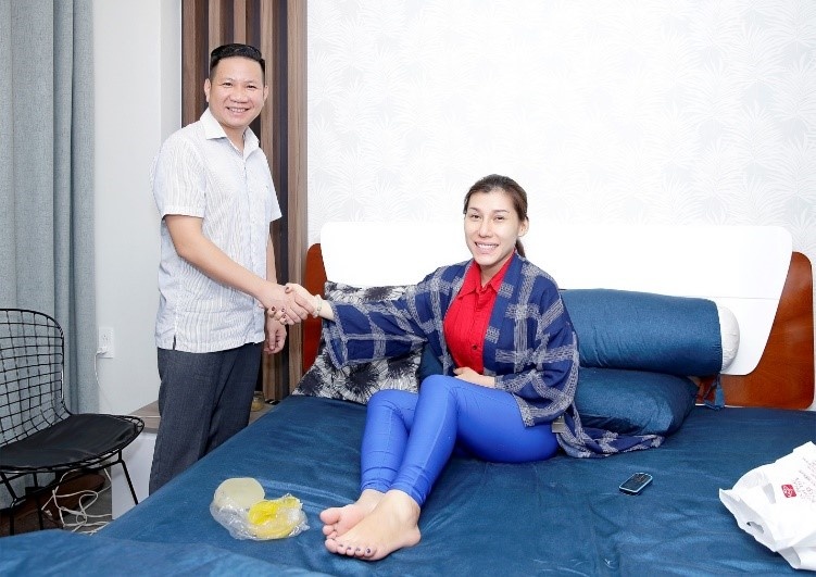La Ratio phau thuat tham my mien phi cho nghe si Viet hinh anh