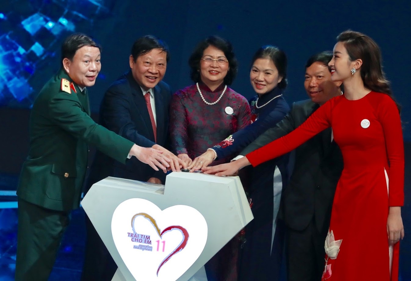 Hon 25 ty dong ung ho chuong trinh 'Trai tim cho em' trong gala 10 nam hinh anh