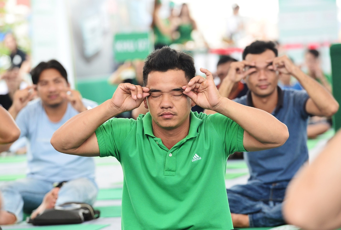 Tai xe duoc huong dan bai tap suc khoe qua gan 100 chuong trinh hinh anh