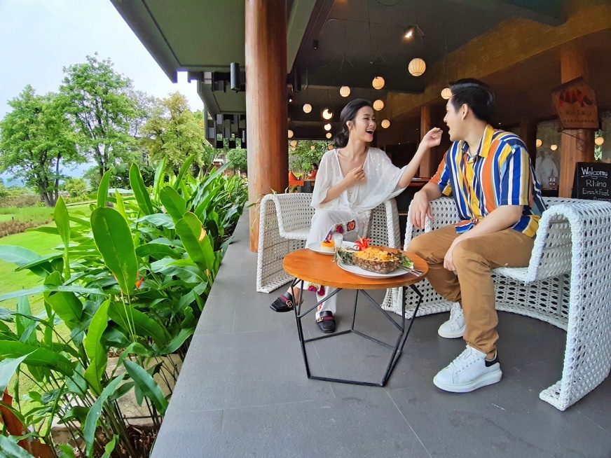 Dong Nhi - Ong Cao Thang lang man trong bo anh tren dat Thai hinh anh