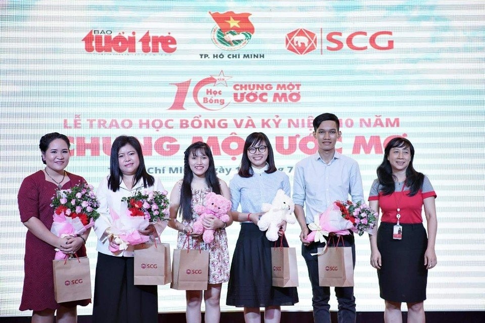 Nhung ban tre truong thanh va toa sang tu hoc bong SCG hinh anh