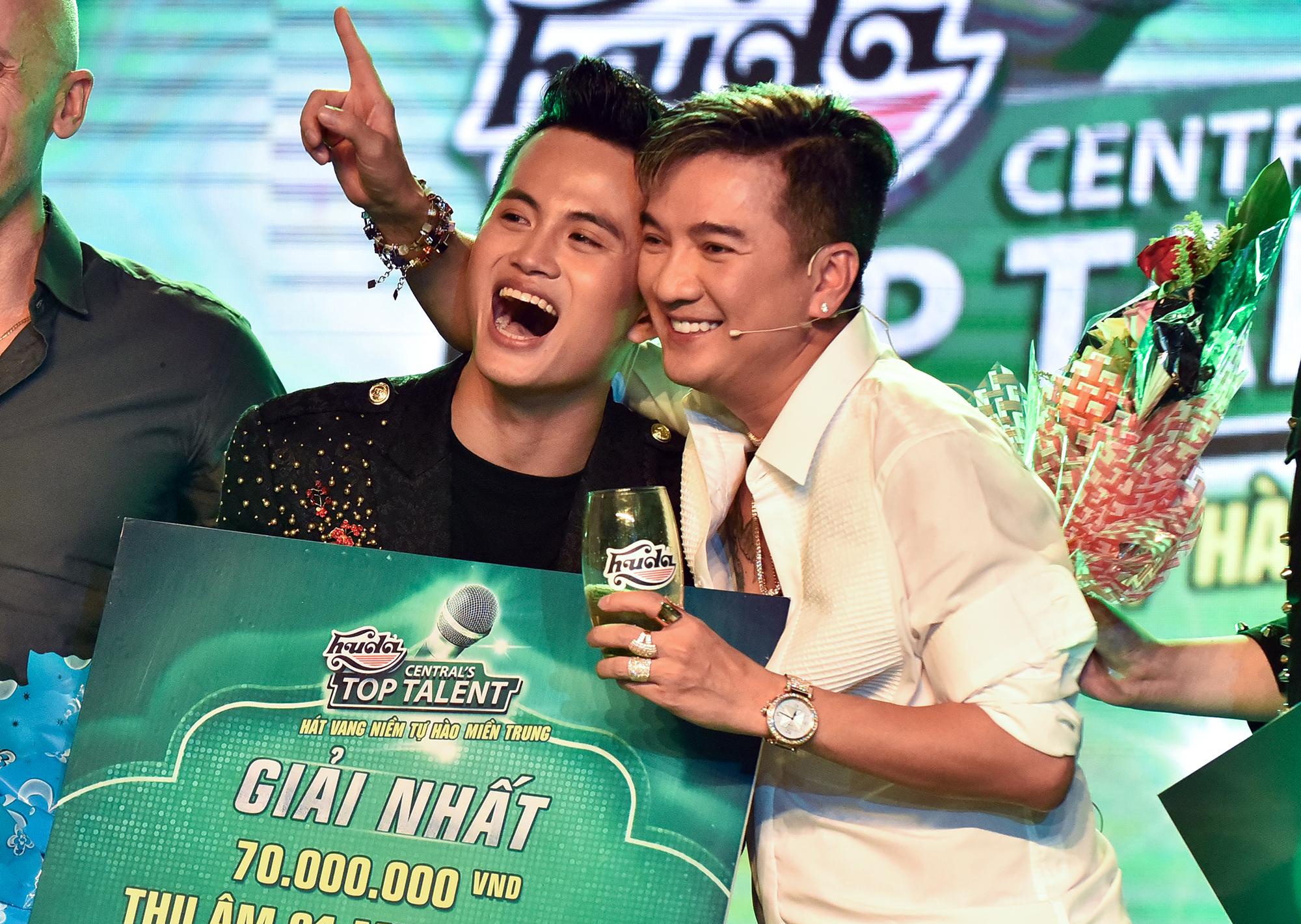 Hoc tro Mr. Dam gianh chien thang Huda Central's Top Talent 2018 hinh anh