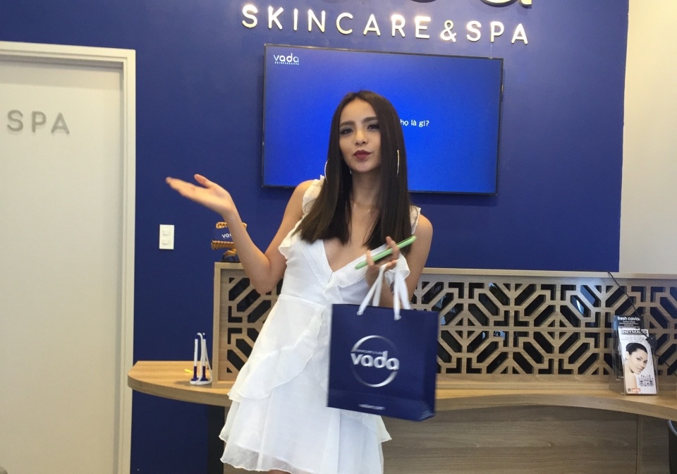 Trinh Pham, Linh Chi du su kien ra mat mo hinh lam dep moi hinh anh