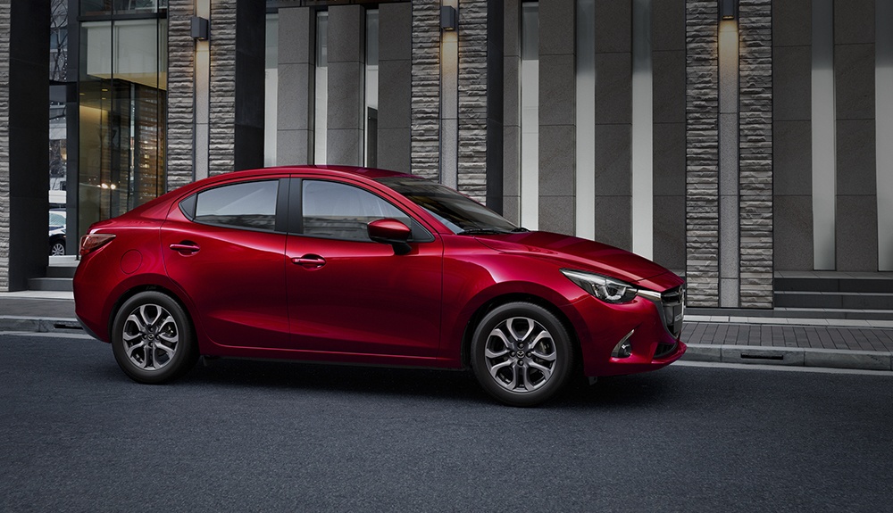 Mazda2 New sap ra mat them phien ban, tang tien nghi cho nguoi dung hinh anh