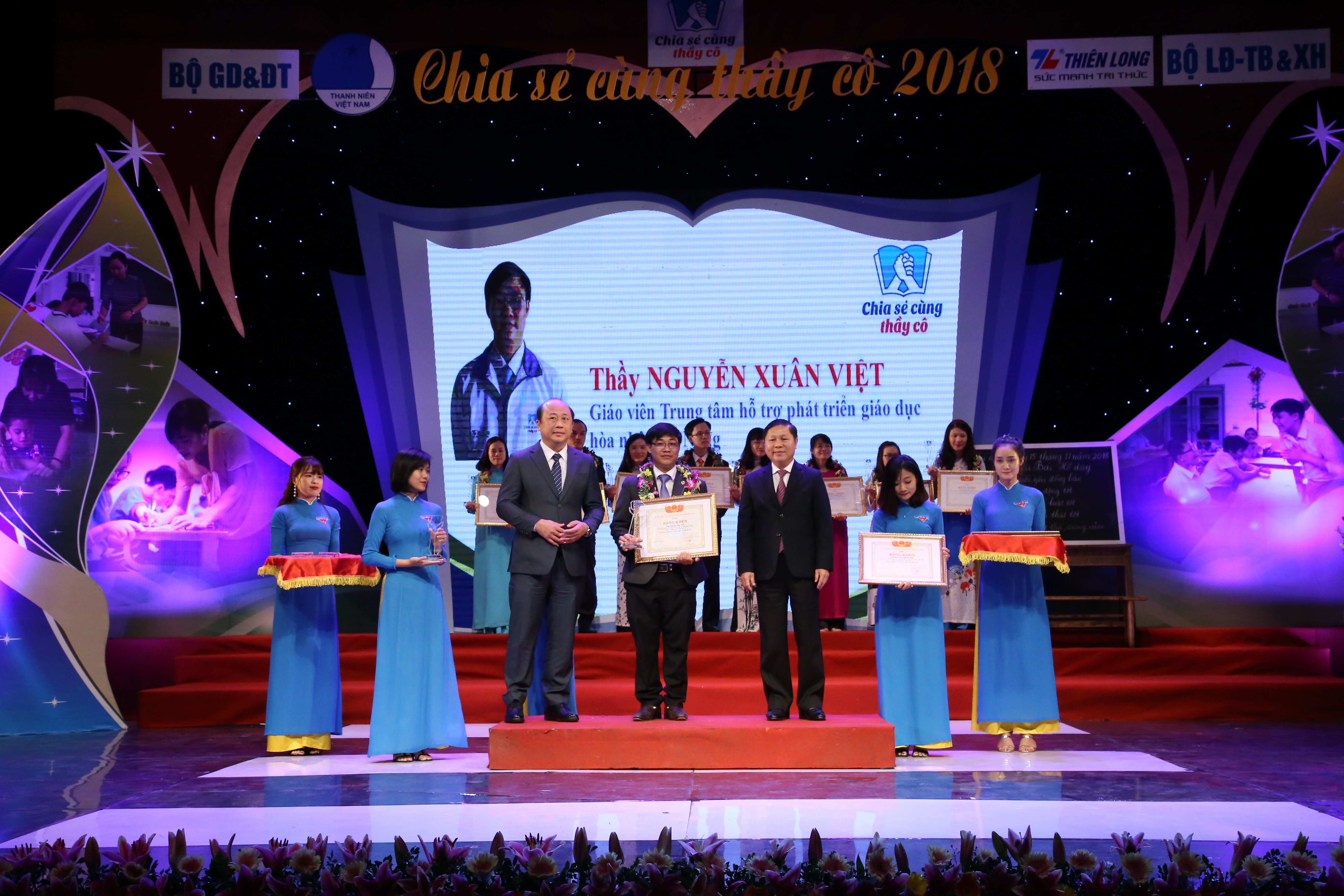 'Chia se cung thay co' tuyen duong nha giao day hoc sinh khuyet tat hinh anh