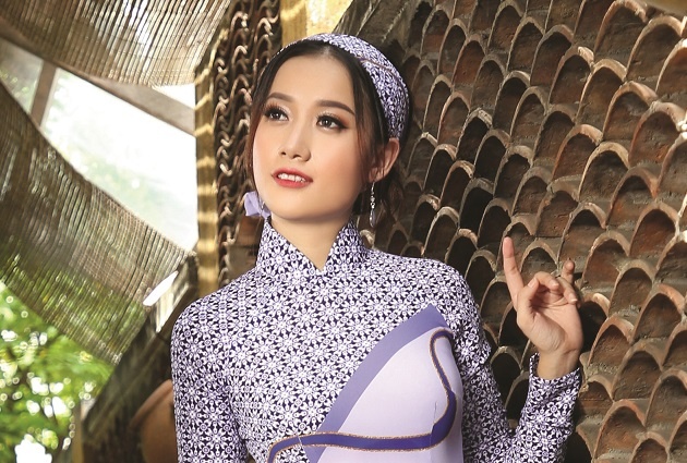 Ao dai hoa - trang phuc diu dang tren giang duong hinh anh