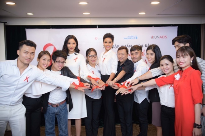 H'Hen Nie cung cac nghe si cam ket 'khong de ai bi bo lai phia sau' hinh anh