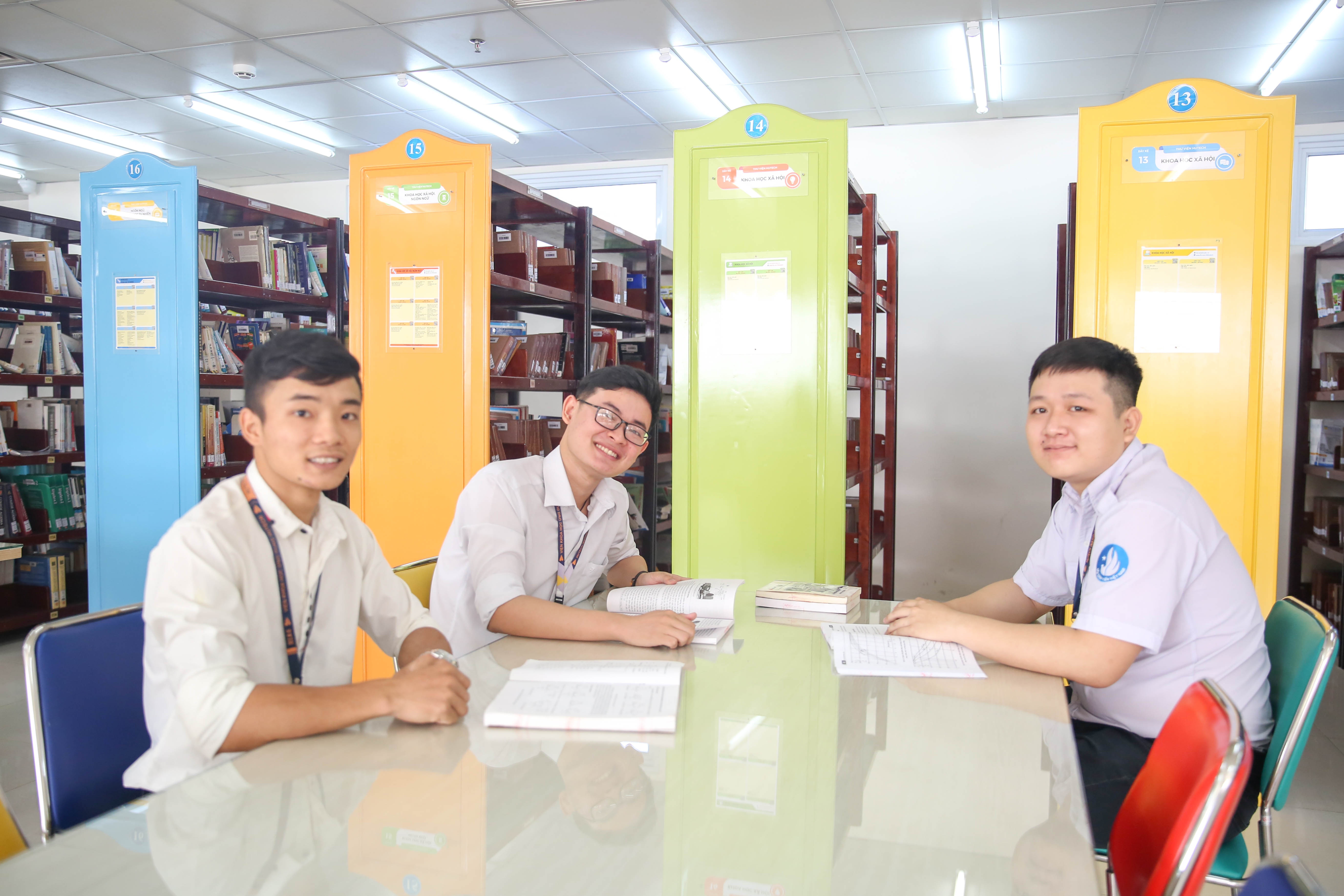 Nhom sinh vien di xin nuoc thai de nghien cuu khoa hoc hinh anh