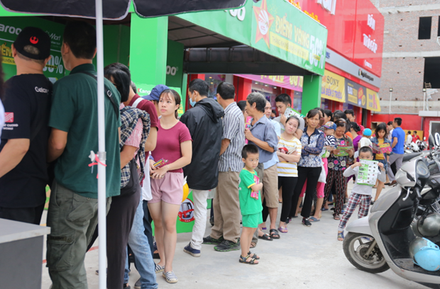 Nguoi tieu dung xep hang dai cho mua sam tai MediaMart moi khai truong hinh anh