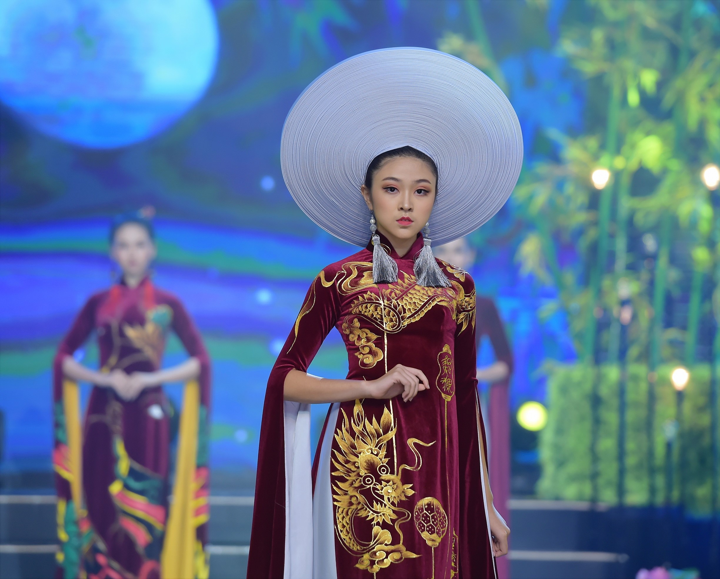 Nguoi mau teen Bao Nguyen mo man BST Vu dieu Dong Ho hinh anh