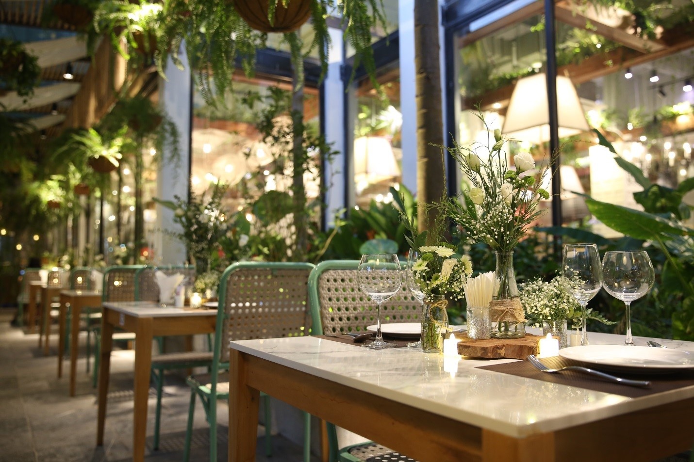 Nha hang xanh rong 3.000 m2 giua long Ha Noi hinh anh
