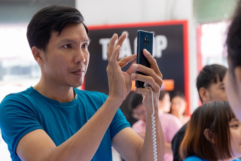 Huawei Mate 20 Pro nhan 7.000 don hang sau 10 ngay mo ban hinh anh