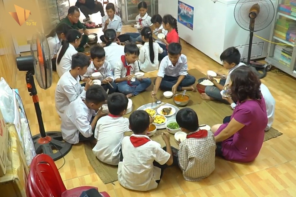 Co giao Ninh Binh tinh nguyen nau com cho hoc sinh suot 4 nam hinh anh