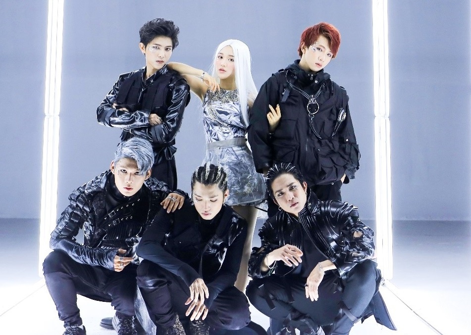 Han Sara, Uni5 lan dau ket hop trong MV 'Pha dao the gioi ao' hinh anh