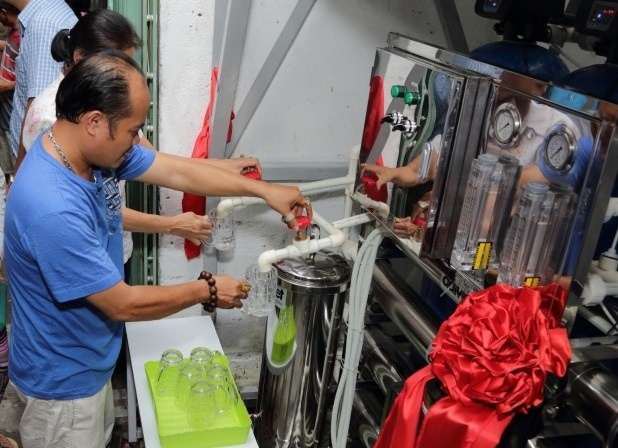 Nguoi dan Ma Lang duoc lap may loc nuoc mien phi hinh anh