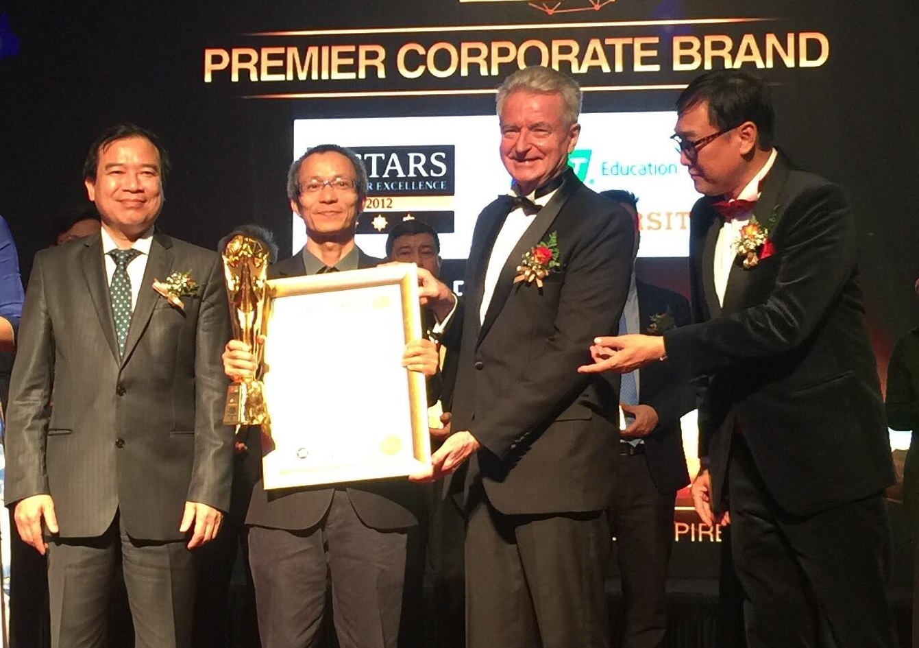 To chuc Giao duc FPT nhan 2 giai thuong hieu xuat sac hinh anh