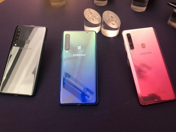 Nhan qua tri gia 8,8 trieu dong khi dat mua Galaxy A9 tai FPT Shop hinh anh