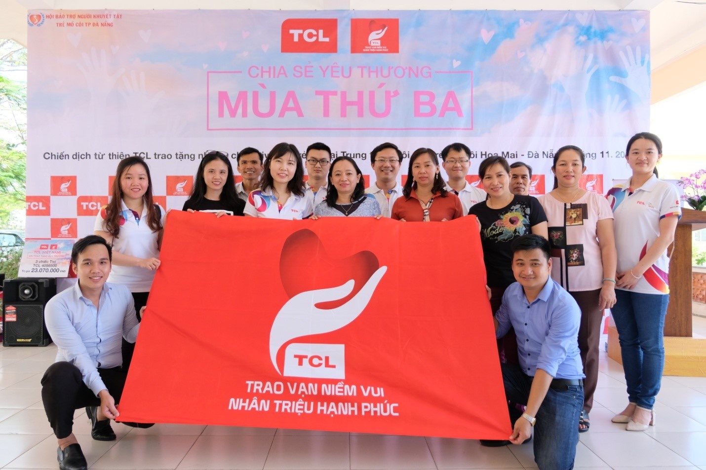 TCL tang TV cho don vi giao duc dac biet nhan dip 20/11 hinh anh