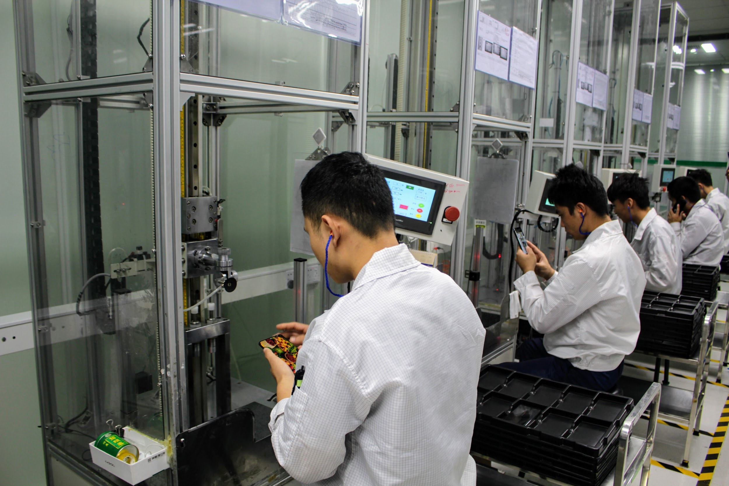 Ben trong nha may san xuat smartphone cua Oppo hinh anh