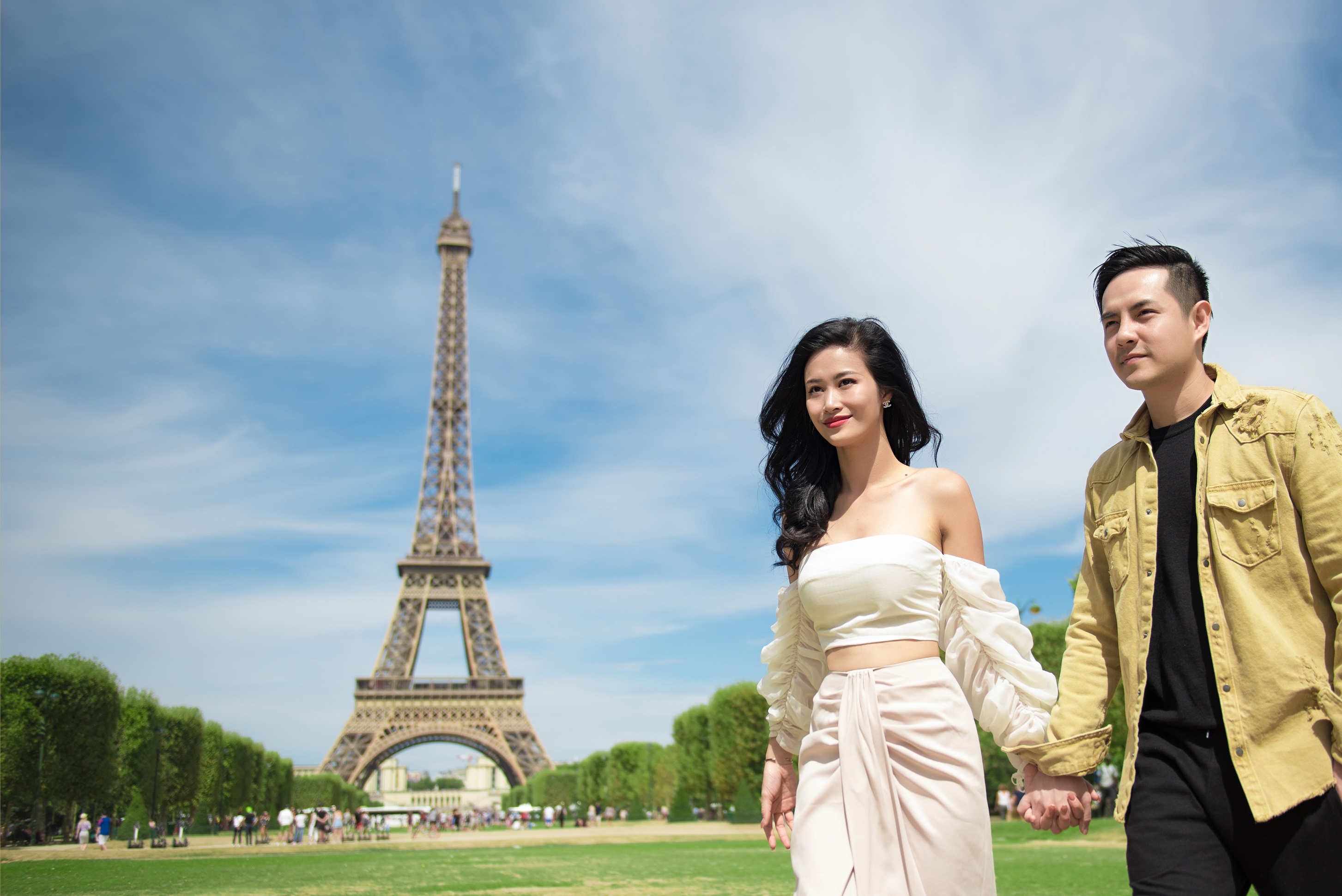 Dong Nhi va Ong Cao Thang tay trong tay tai Paris hinh anh