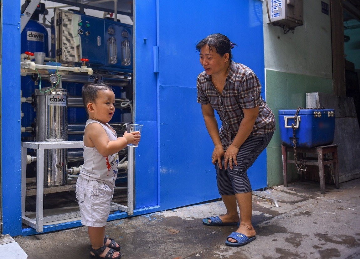 Doanh nghiep thuc hien ‘Ngay nuoc tai sinh’ cho 480 ho dan Ma Lang hinh anh