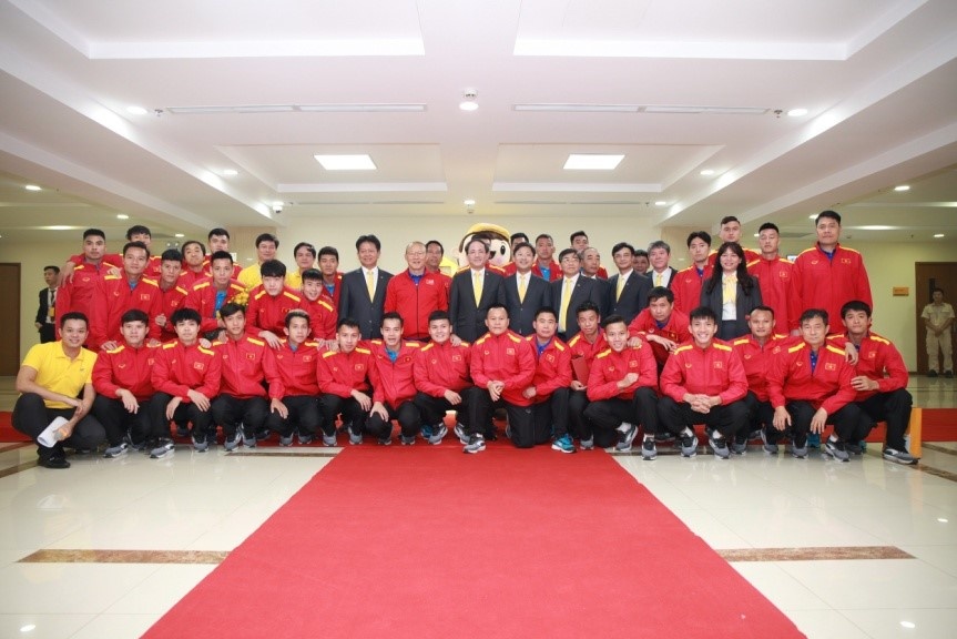 VNPost bao thau chuyen phat ve tran ban ket Viet Nam - Philippines hinh anh