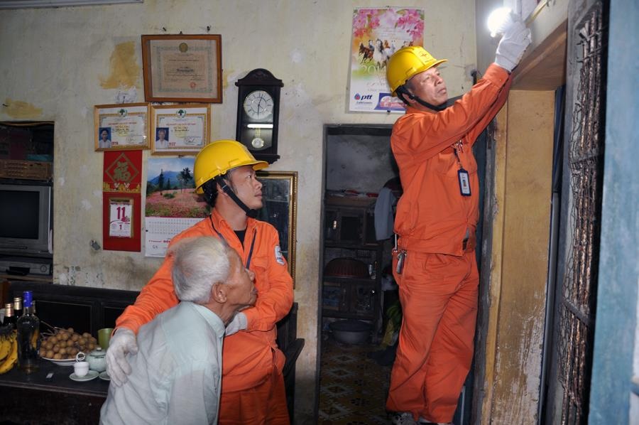 EVN Hanoi tri an khach hang su dung dien tai thu do hinh anh