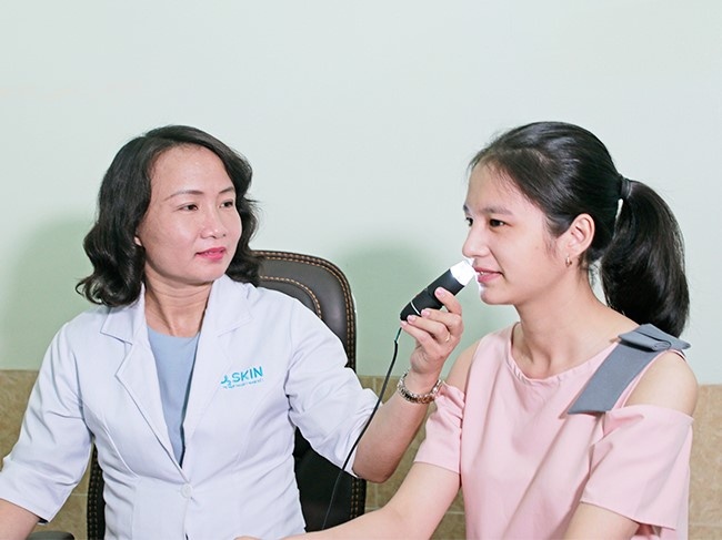 Bac si da lieu giai dap nguyen nhan gay mun tuoi day thi hinh anh