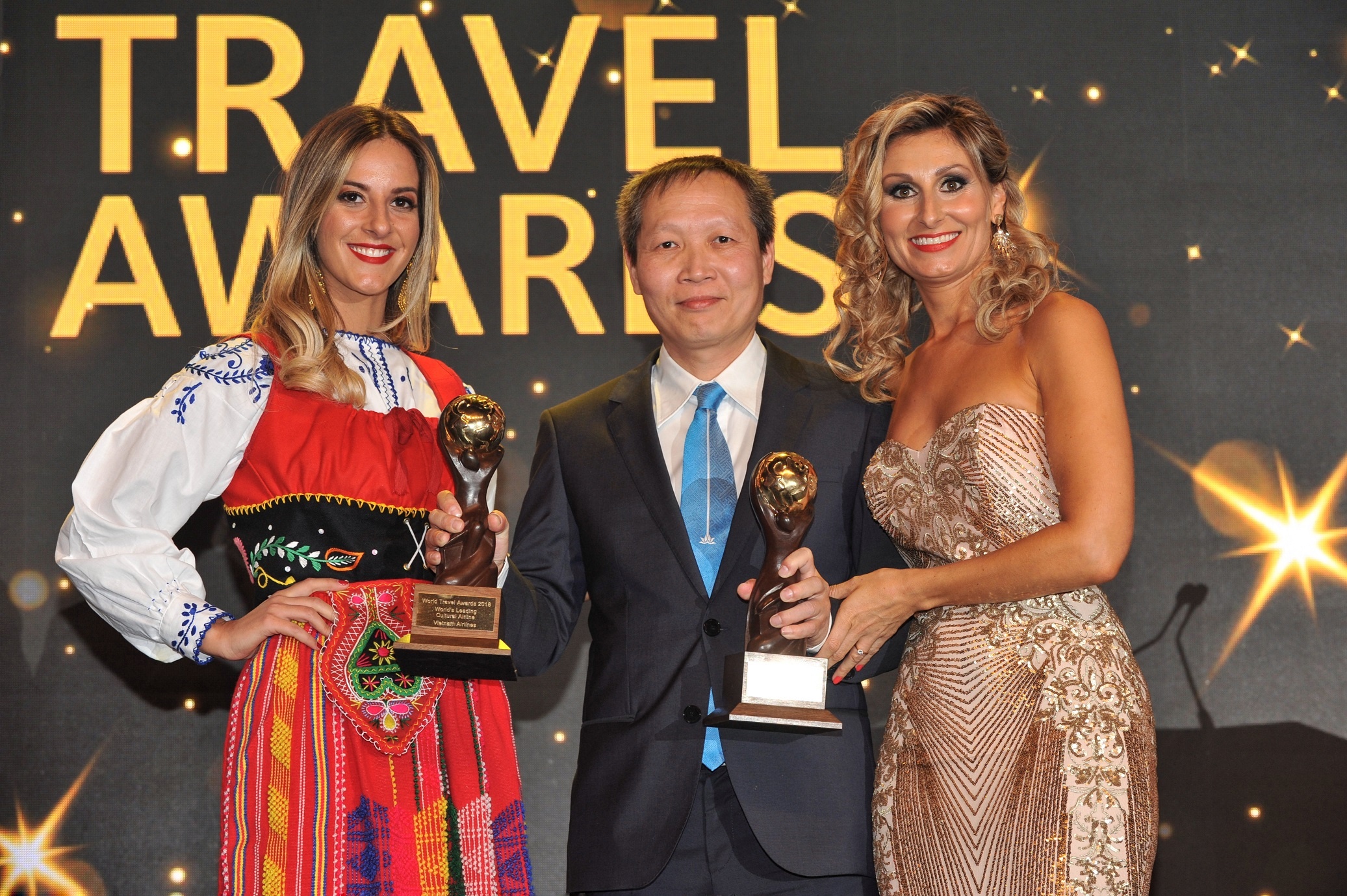 Vietnam Airlines nhan 2 giai thuong tai World Travel Awards 2018 hinh anh