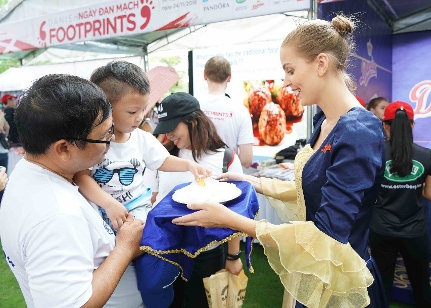 Tang qua tri an - net van hoa dep cua nguoi Dan Mach hinh anh