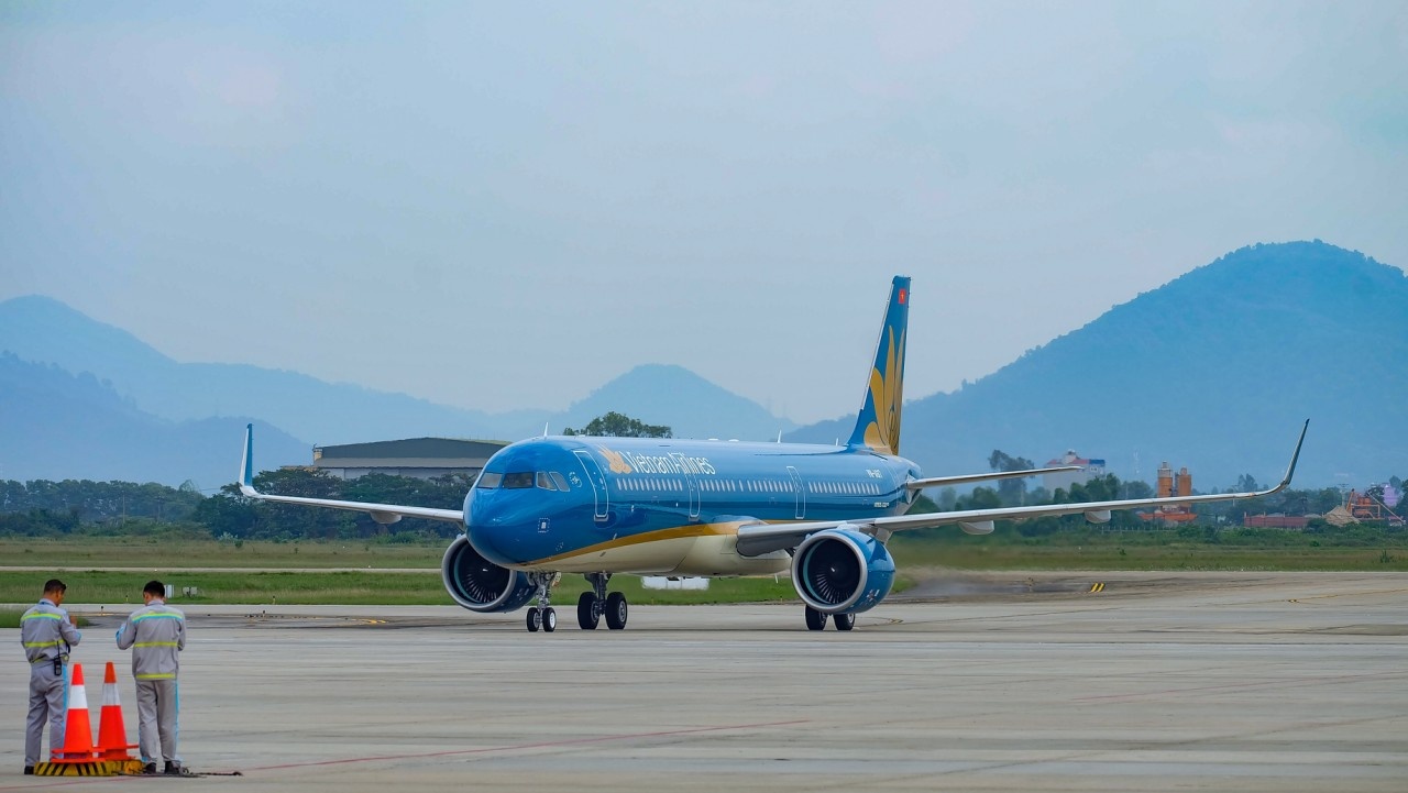 Vietnam Airlines mo duong bay TP.HCM - Van Don hinh anh