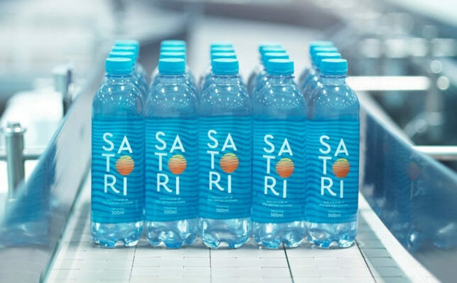 Dan mang 'sot xinh xich' voi chai nuoc co thiet ke don gian, tinh te hinh anh