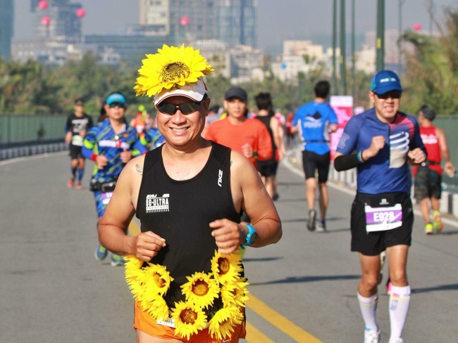 Muon ve hai huoc cua cac VDV giai chay Marathon quoc te TP.HCM hinh anh
