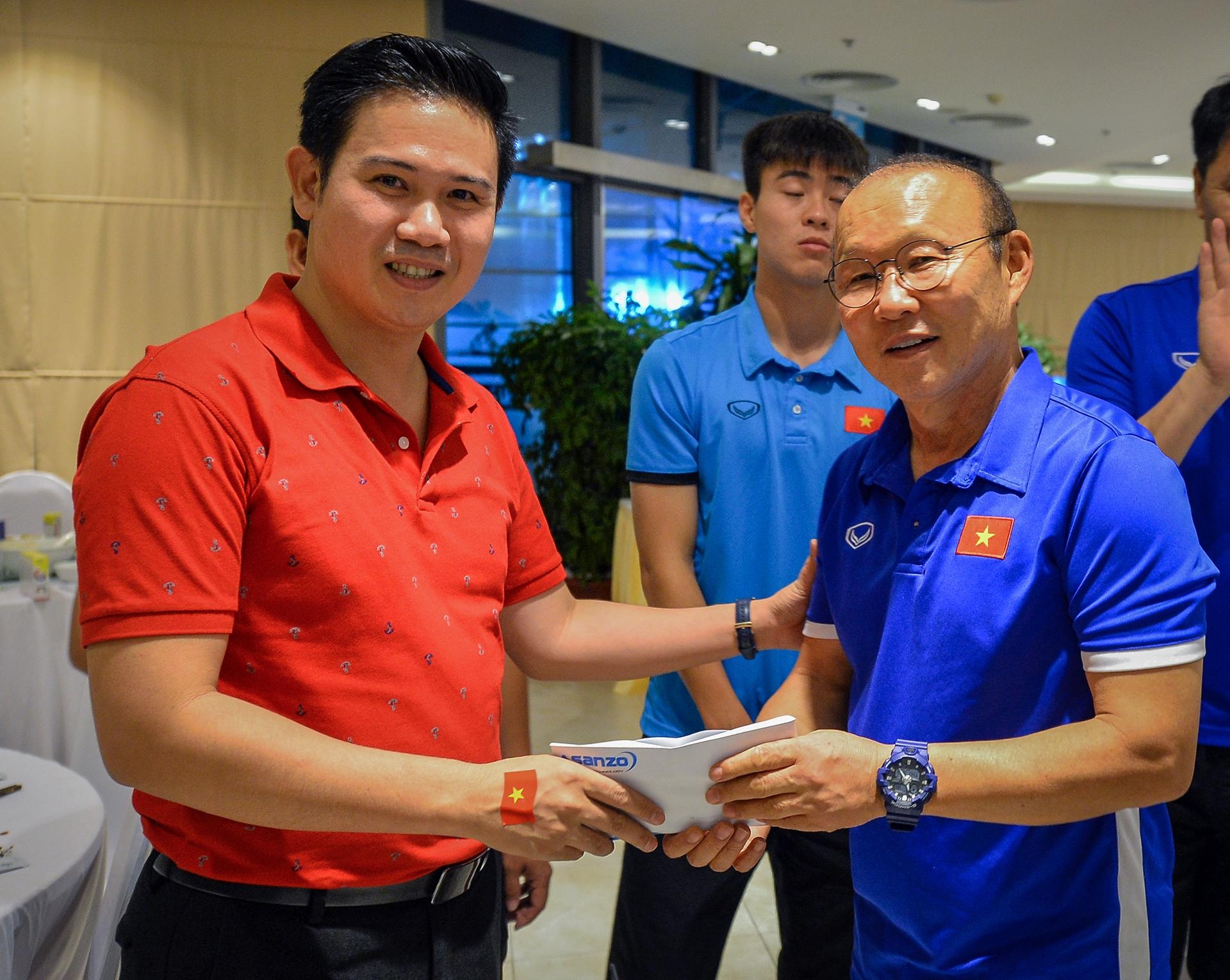 Doi tuyen Viet Nam nhan thuong nong 300 trieu dong ngay sau tran dau hinh anh