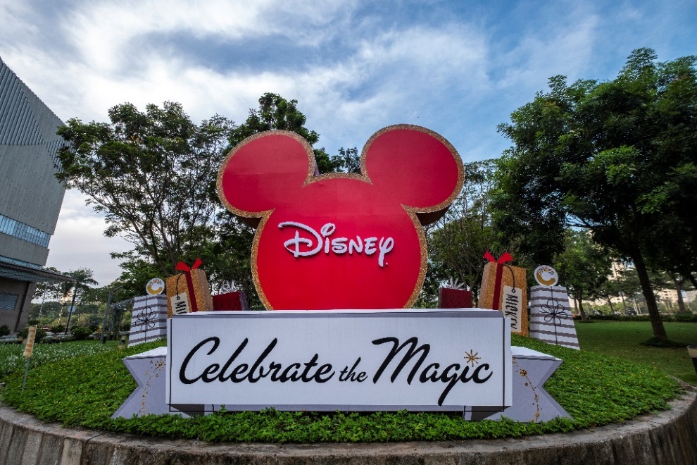 Gap go va selfie cung Mickey - Minnie tai Crescent Mall hinh anh