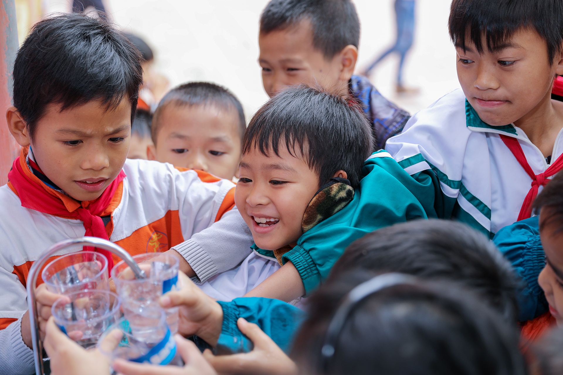 Nho Quang Hai, hang nghin em nho duoc uong nuoc sach mien phi hinh anh