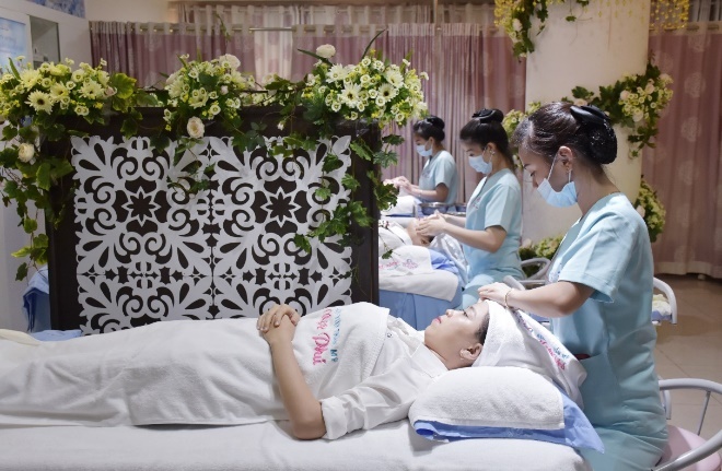 Co hoi trung iPhone XS Max khi lam dep tai Benh vien tham my Ngoc Phu hinh anh