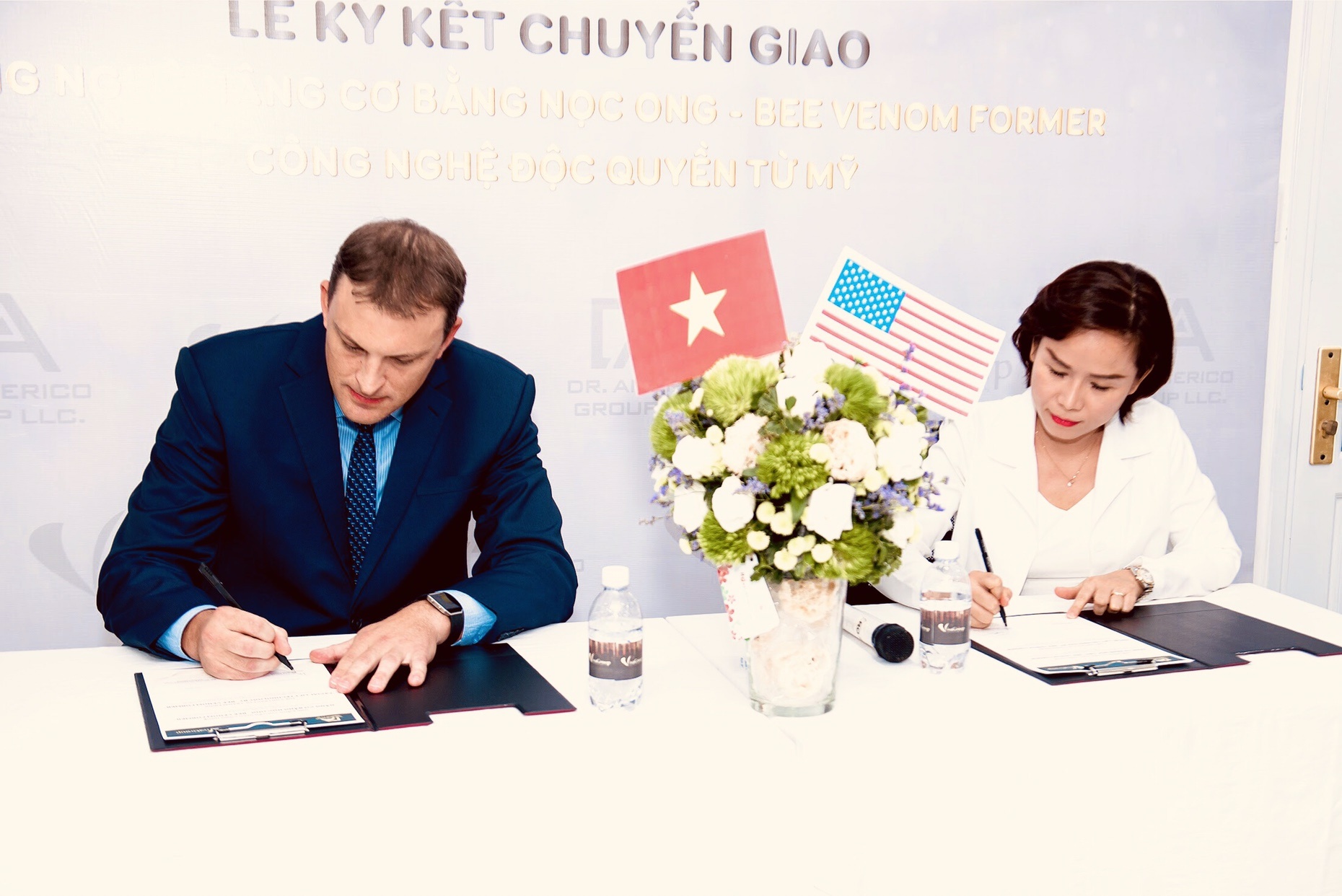 Viva Clinic khai truong chi nhanh 2, ky chuyen giao cong nghe nang co hinh anh