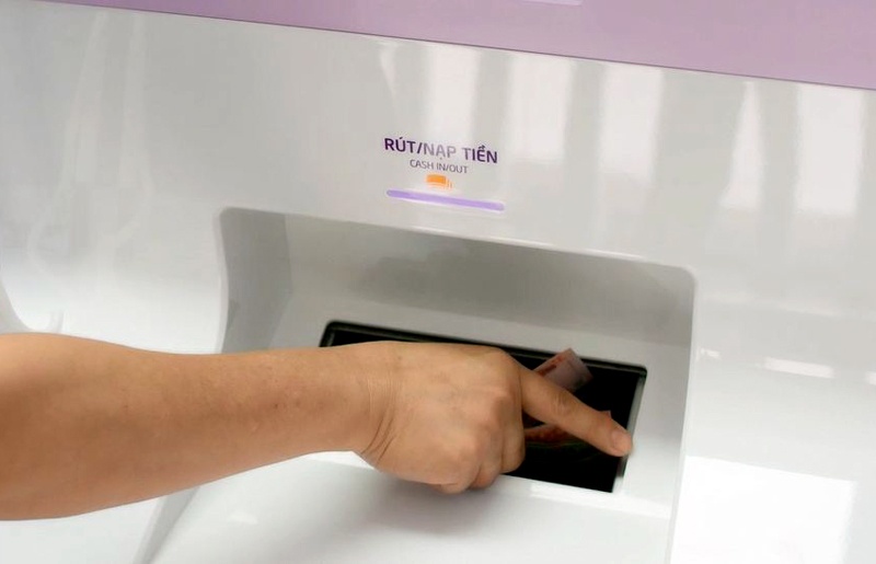 LiveBank - giai phap tai chinh cho cac gia dinh tre hinh anh