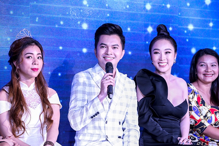 Nghe si Viet quy tu trong dai hoi tham my ‘Toa sang cung sao’ hinh anh