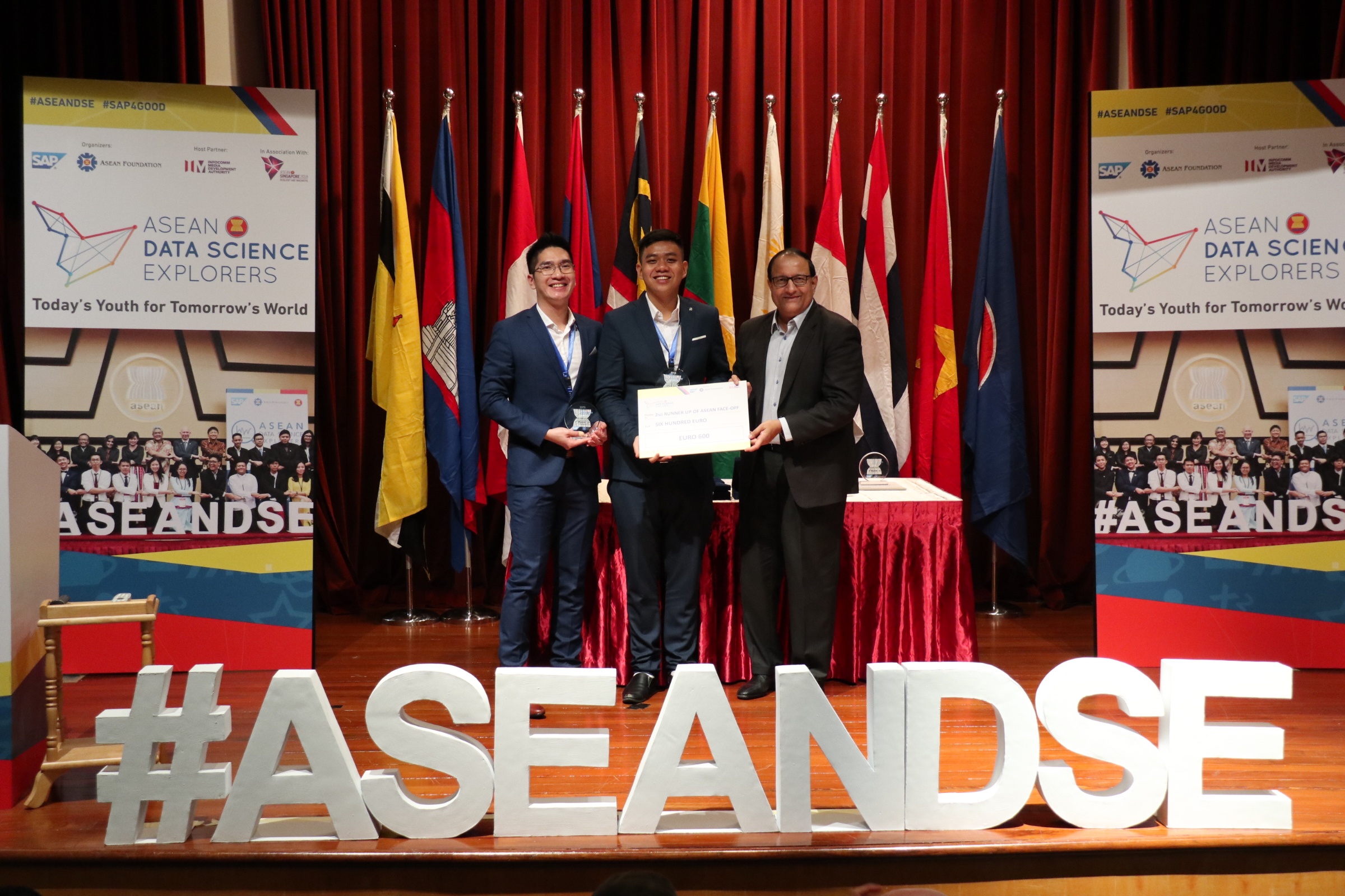 Sinh vien RMIT gianh giai ba cuoc thi du lieu ASEAN hinh anh